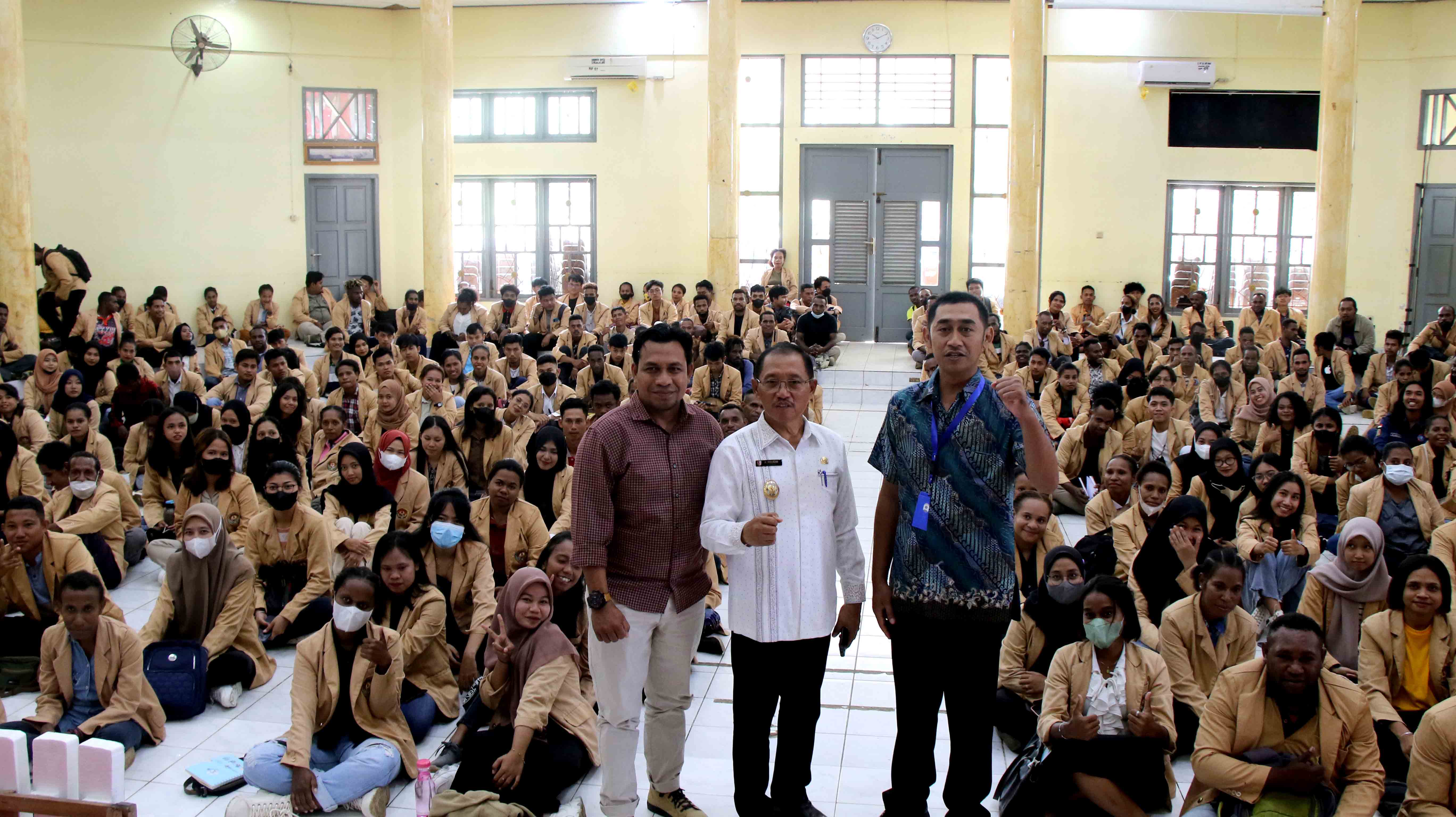 PEMBEKALAN KKN, WABUP MERAUKE : TEROBOSAN-TEROBOSAN DENGAN ADANYA AKADEMISI YANG TURUN KE SANA ITU YANG DIHARAPKAN